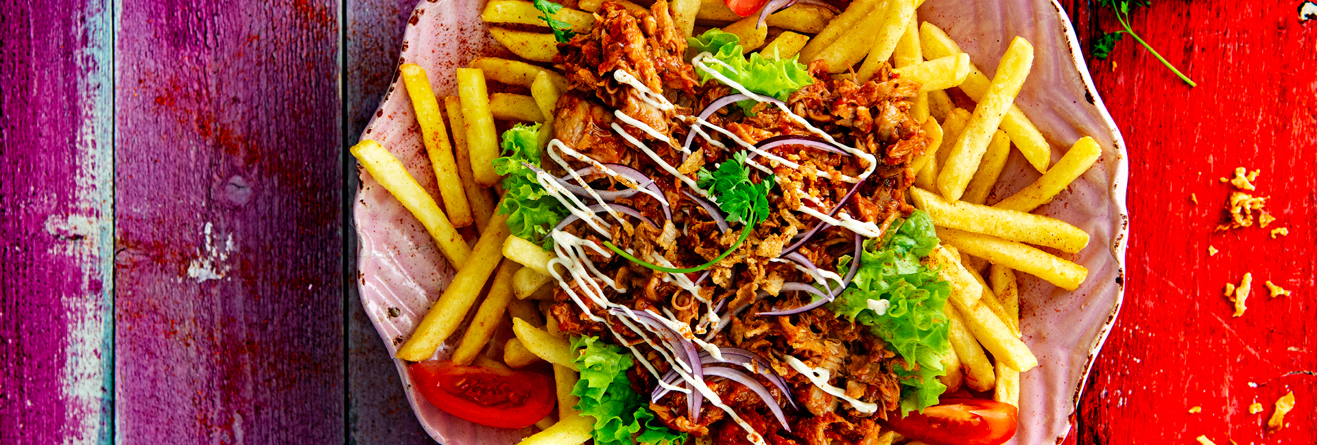 Loaded fries met pulled BBQ-chicken en knoflooksaus