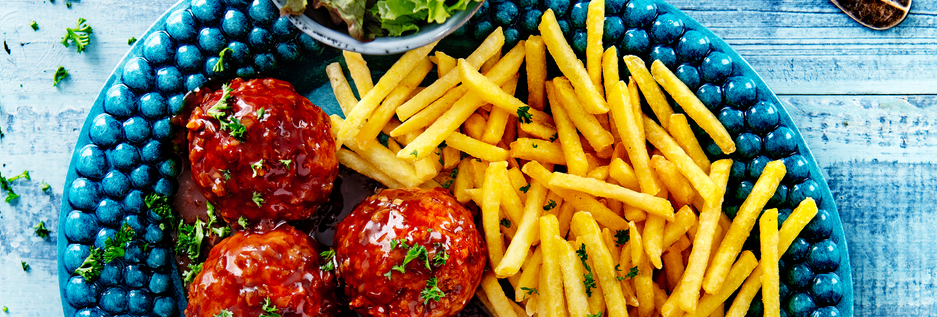 Luikse gehaktballen met fijne friet en salade