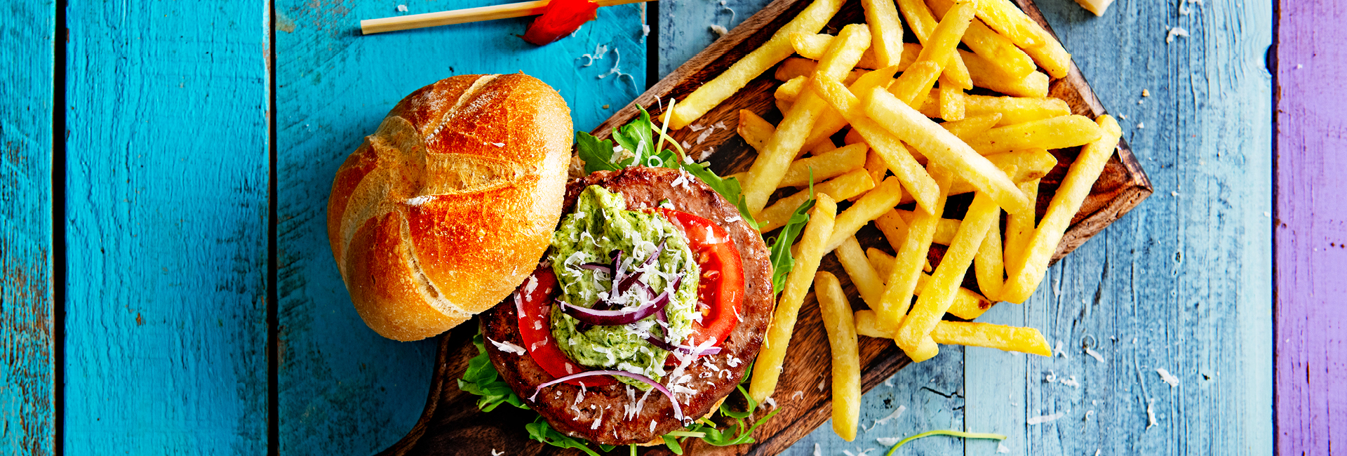 Pestoburger met rucola en parmezaan