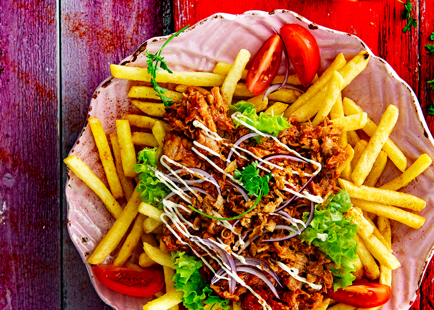 Loaded fries met pulled BBQ-chicken en knoflooksaus