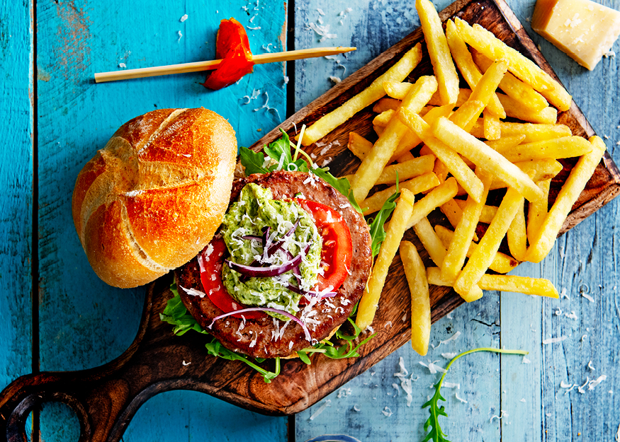 Pestoburger met rucola en parmezaan