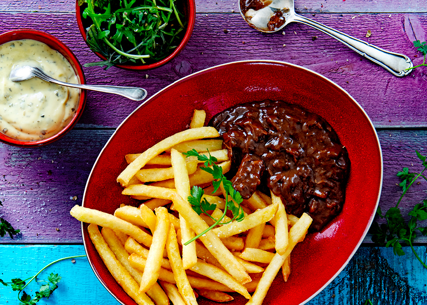 Vlaams stoofvlees met salade en friet met bearnaisemayonaise